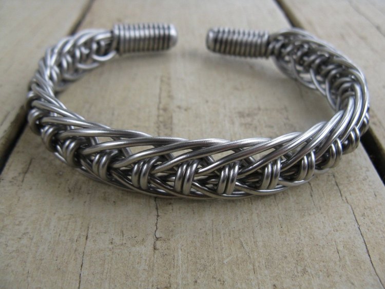 How to Clean and Maintain Your Stainless Steel Bracelet for Long-Lasting Shine