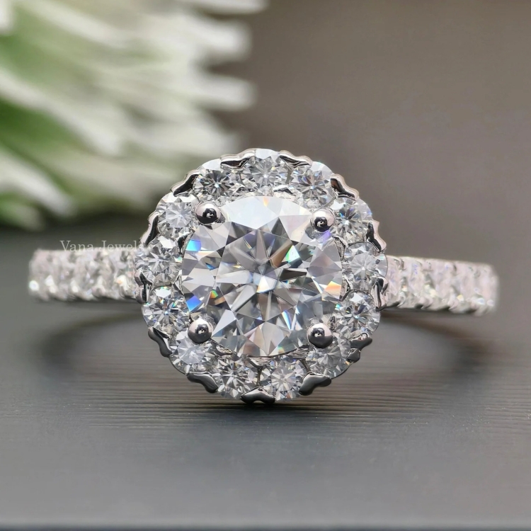 Choosing Between Moissanite and Diamond: What You Need to Know